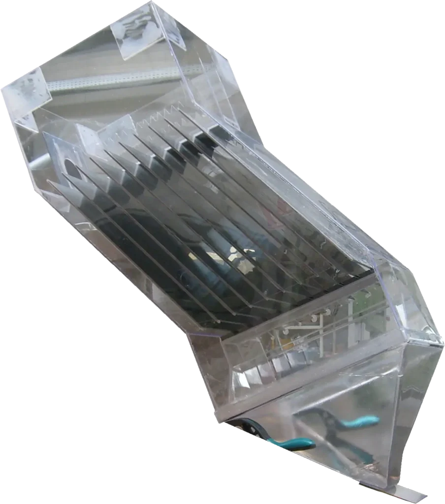 Durchsichtige Acrylbox mit mehreren schräg angeordneten Trennblättern und sichtbaren Metallteilen