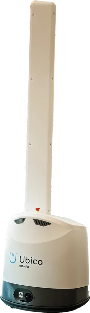 Mobiler weißer Serviceroboter mit hoher vertikaler Säule, sichtbarer Not‑Aus‑Taste und dem Logo "Ubica Robotics" auf der Basis